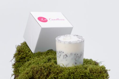 Rapšu vaska svece Lavender Dream ar ēteriskajām eļļām un kaltētiem lavandas ziediem, lielā